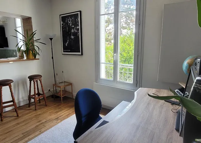 Charming Bordering Versailles Apartment *