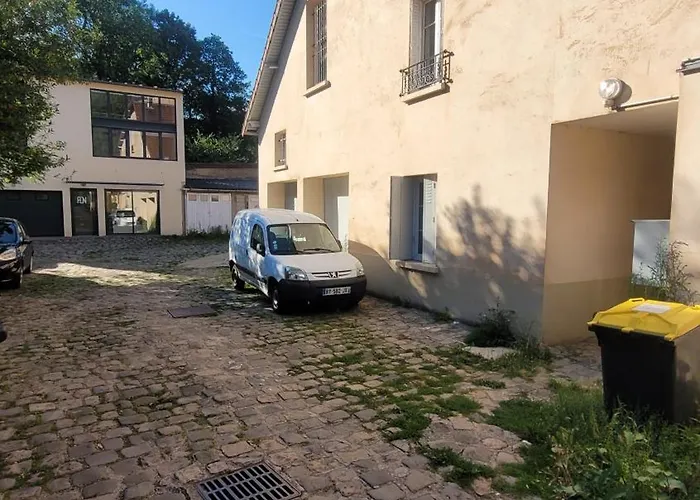 Charming Bordering Versailles